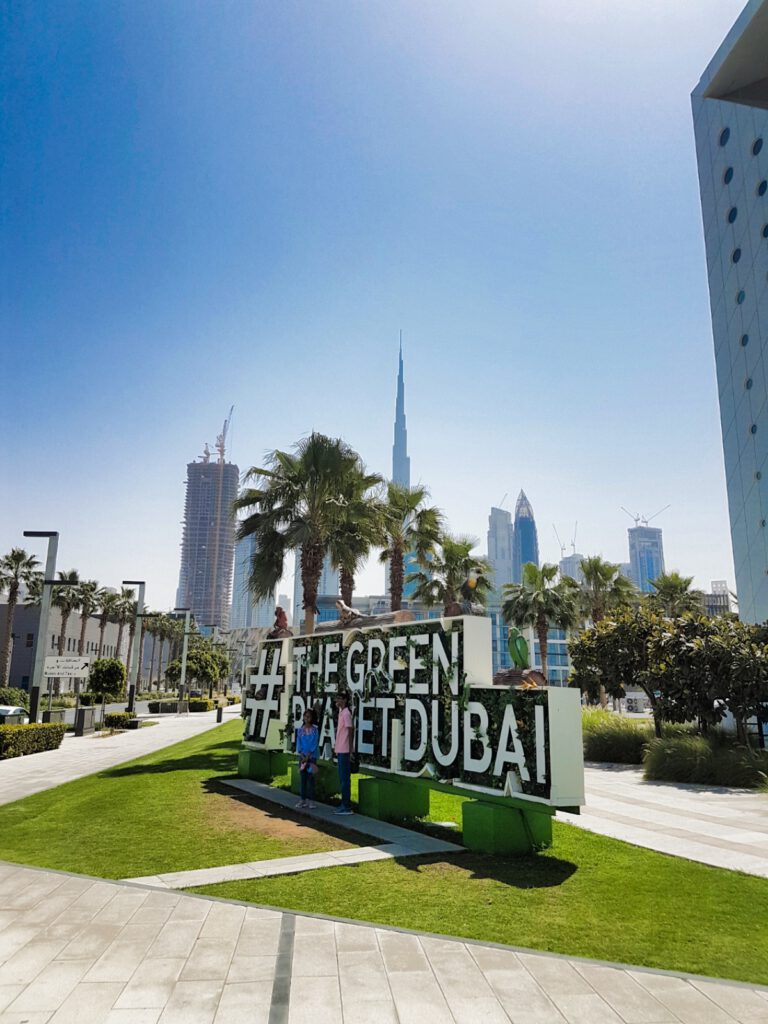 Green Planet в Дубае - Вывеска на фоне города