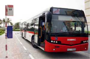Автобусы в Дубае - Автобус на остановке