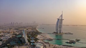 Бурдж-эль-Араб в Дубае - Панорама отеля на фоне моря