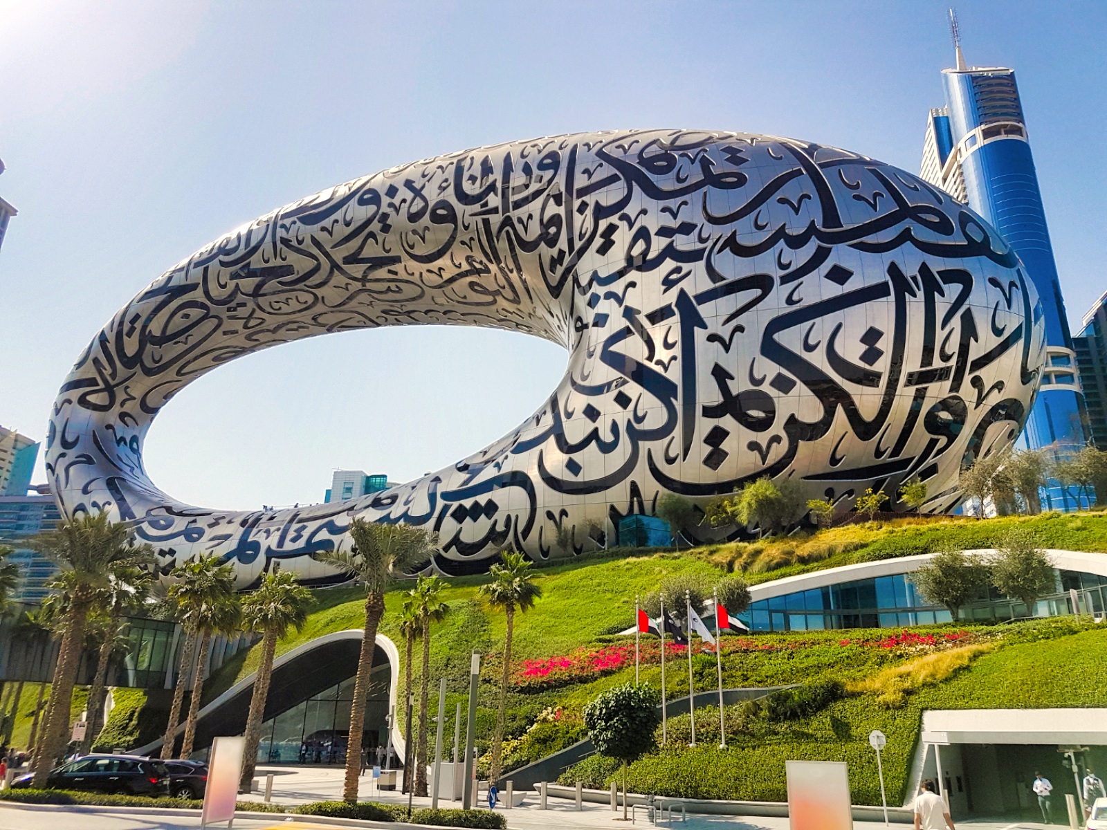 Музей будущего в Дубае - Вид перед входом