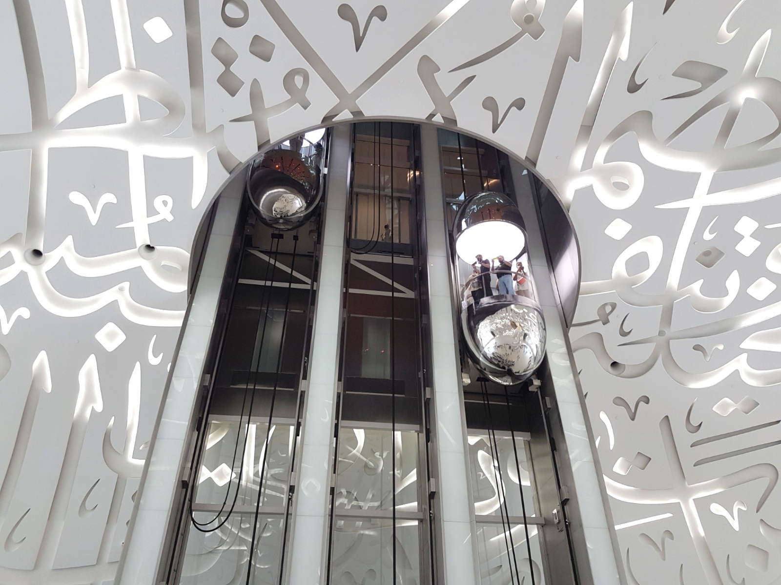 Музей будущего в Дубае - Капсульные лифты