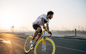 Прокат велосипедов в Дубае - Велосипедист посреди пустыни