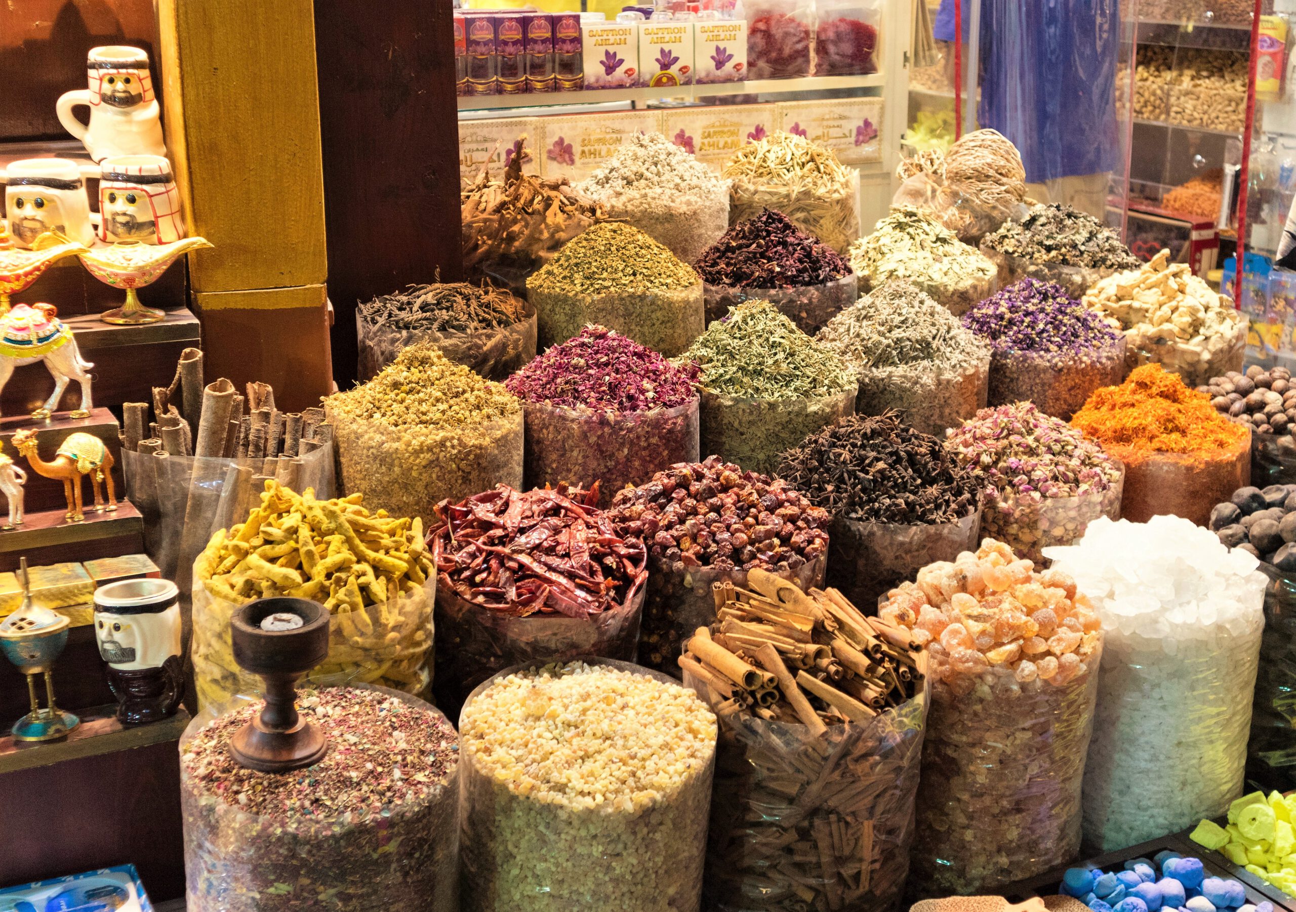 Что можно привезти из дубая. Dubai Spice Souk. Рынок специй. Рынок специй в Дубае. Сувениры из Эмиратов.