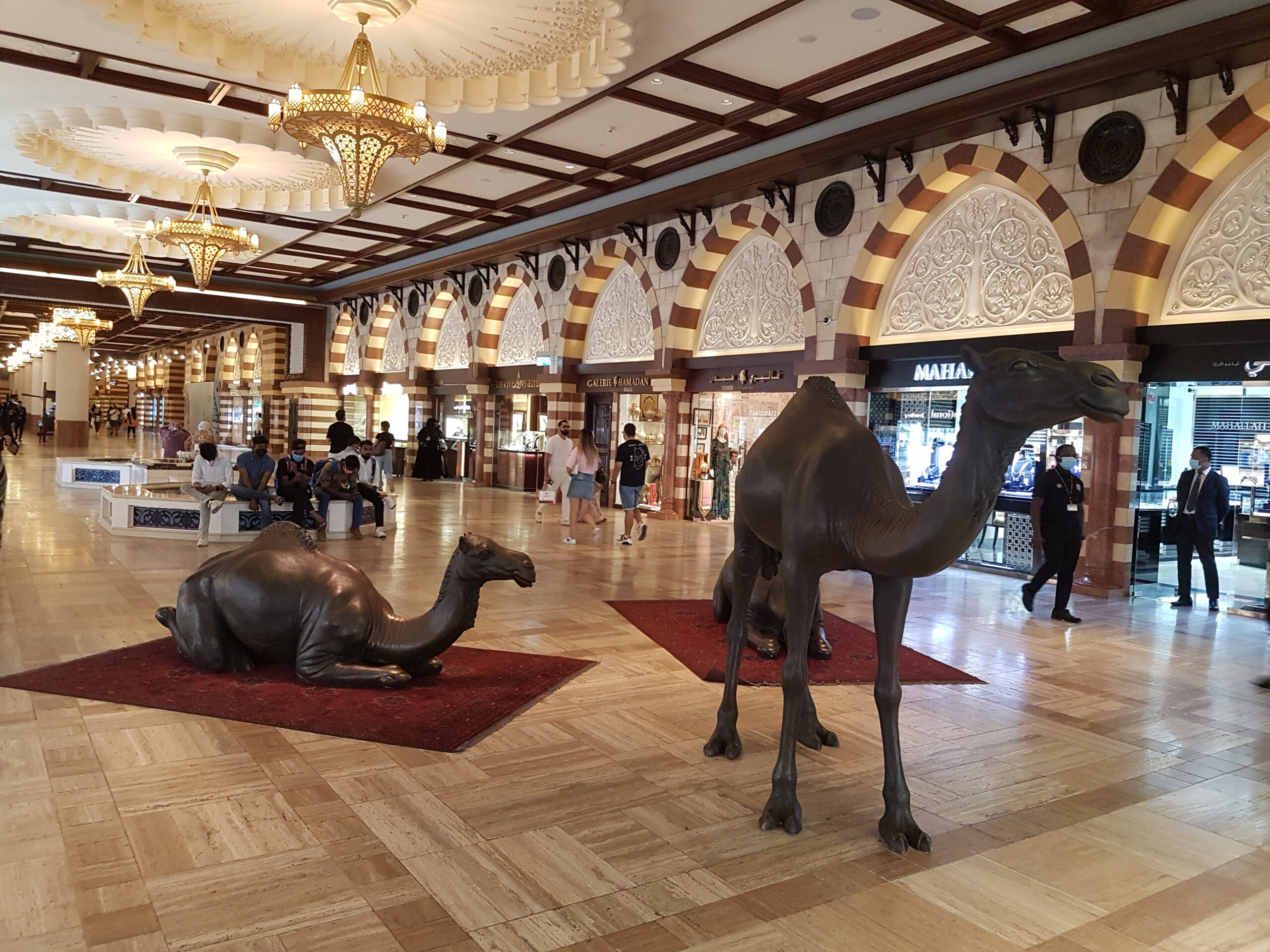Dubai Mall в Дубае - Верблюды в зоне Souk