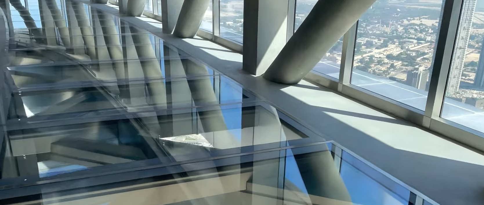 Sky Views в Дубае - Стеклянный пол на смотровой площадке