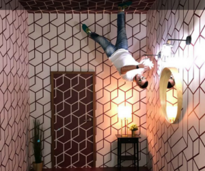 Музей иллюзий в Дубае - Перевернутая комната