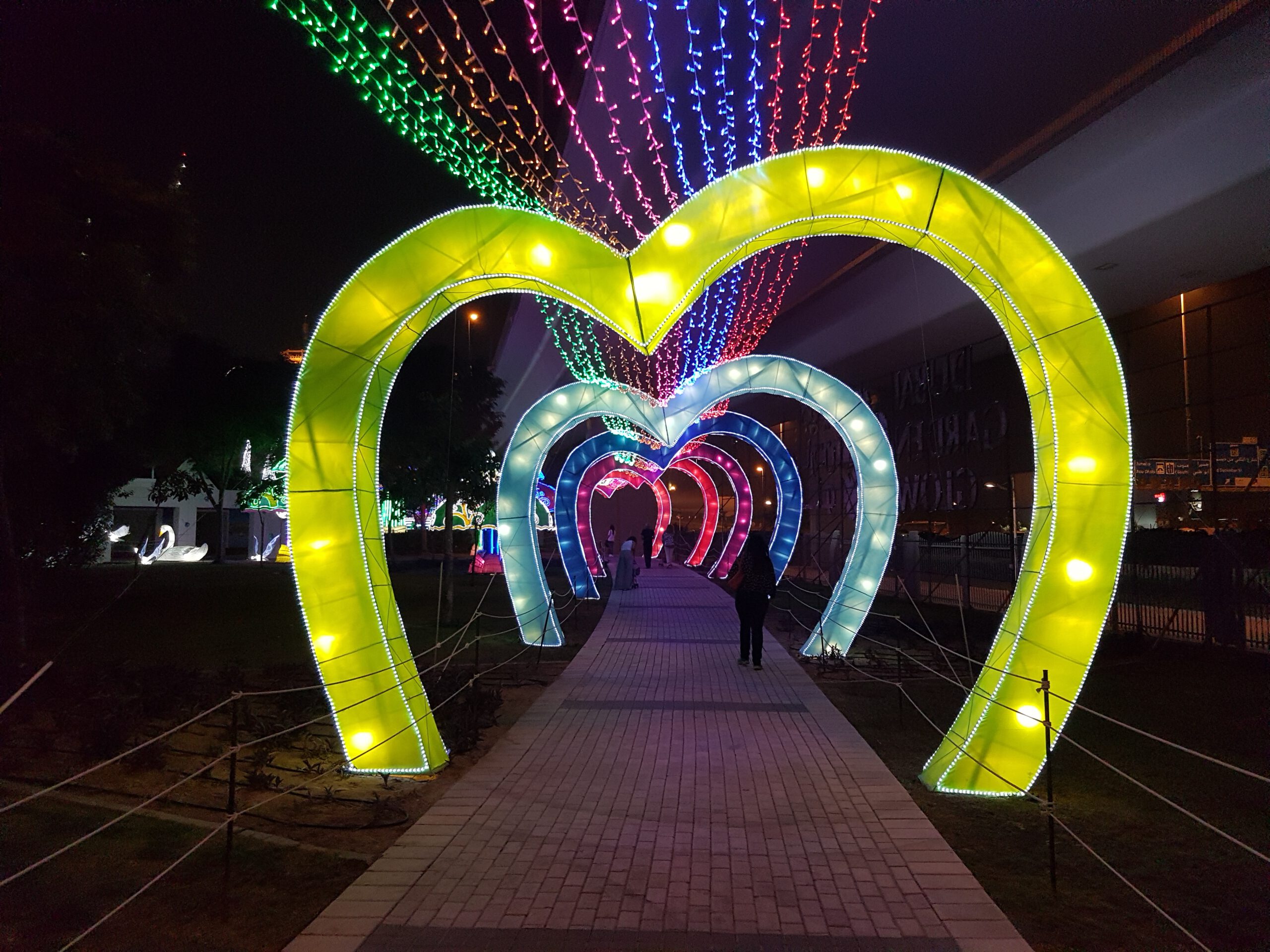 Светящийся парк в Дубае - Тоннель из сердец