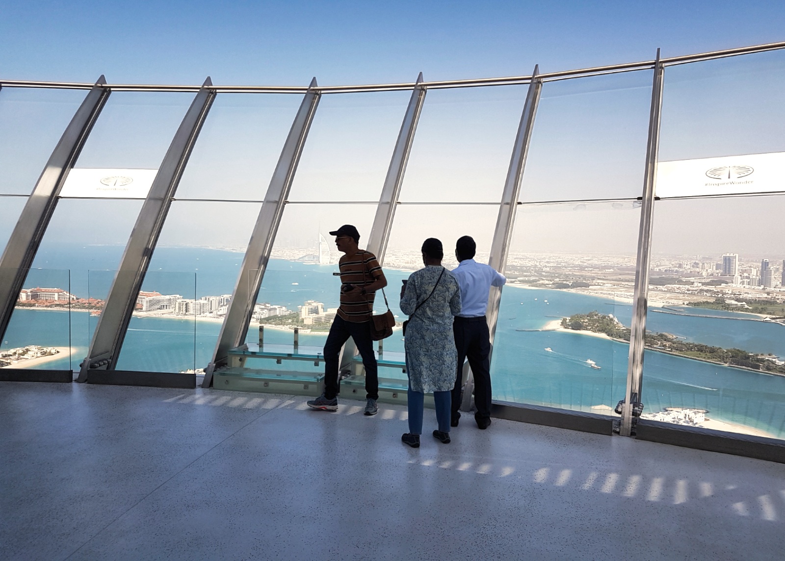 Смотровая площадка View at The Palm в Дубае - Посетители на 52 этаже