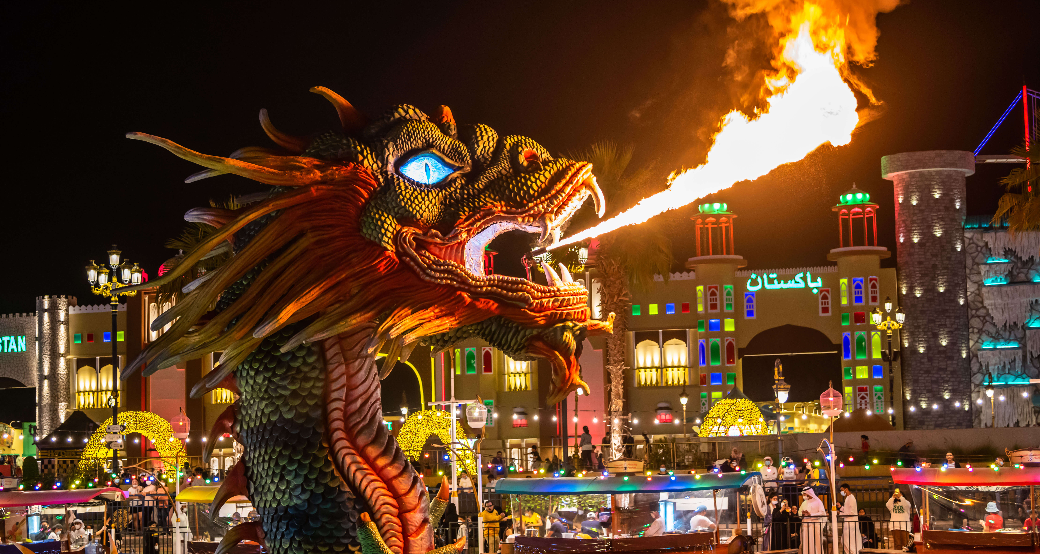 Global Village​ в Дубае - Огнедыщащий дракон