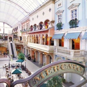 Mercato Mall в Дубае - Атриум в торговом центре