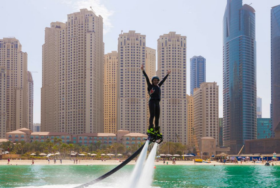 Флайборд в Дубае - Флайбордист на фоне пляжа в Дубае