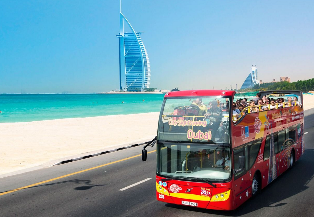 Автобусные экскурсии в Дубае - Автобус City Sightseeing на фоне Бурдж-эль-Араб