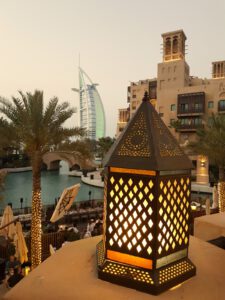 Мадинат Джумейра в Дубае - Вид на отель Бурдж-эль-Араб