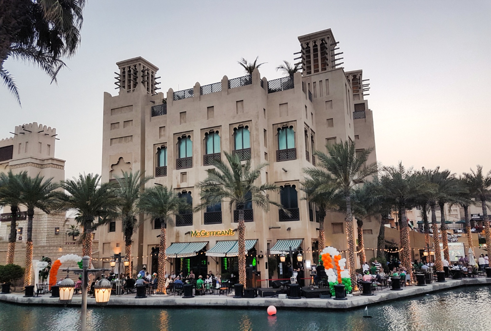 Мадинат Джумейра в Дубае - Рестораны вдоль канала