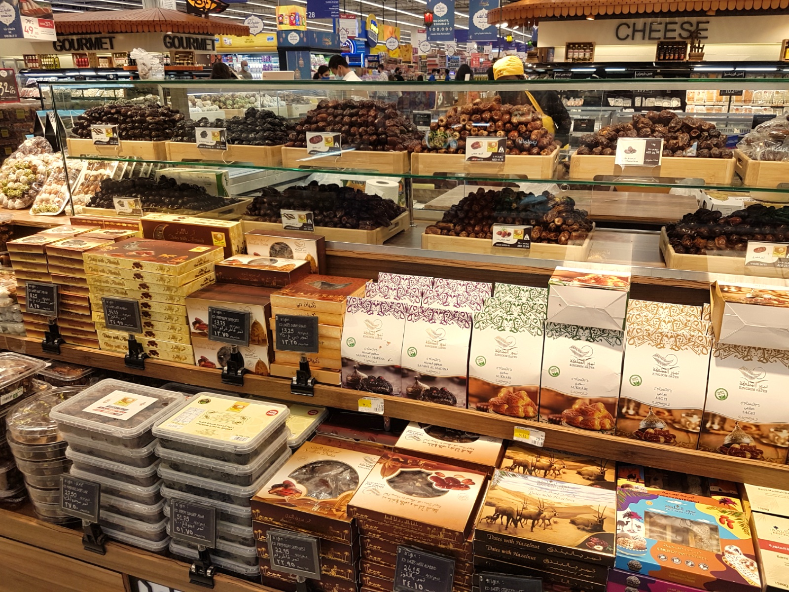 Супермаркеты в Дубае - Прилавок с местными деликатесами