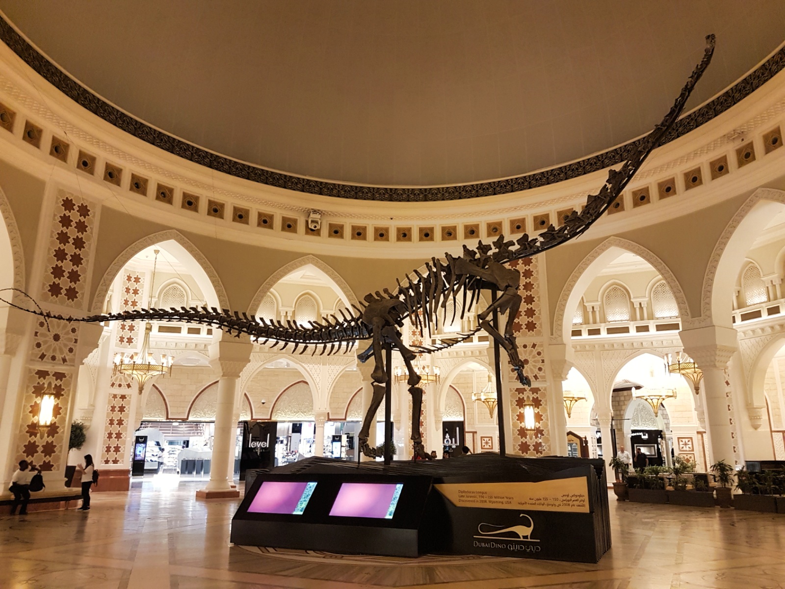 Dubai Mall в Дубае - Динозавр
