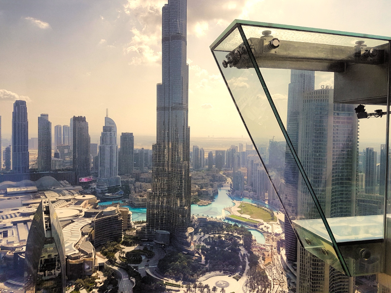 Sky Views в Дубае - Стеклянная горка на смотровой площадке