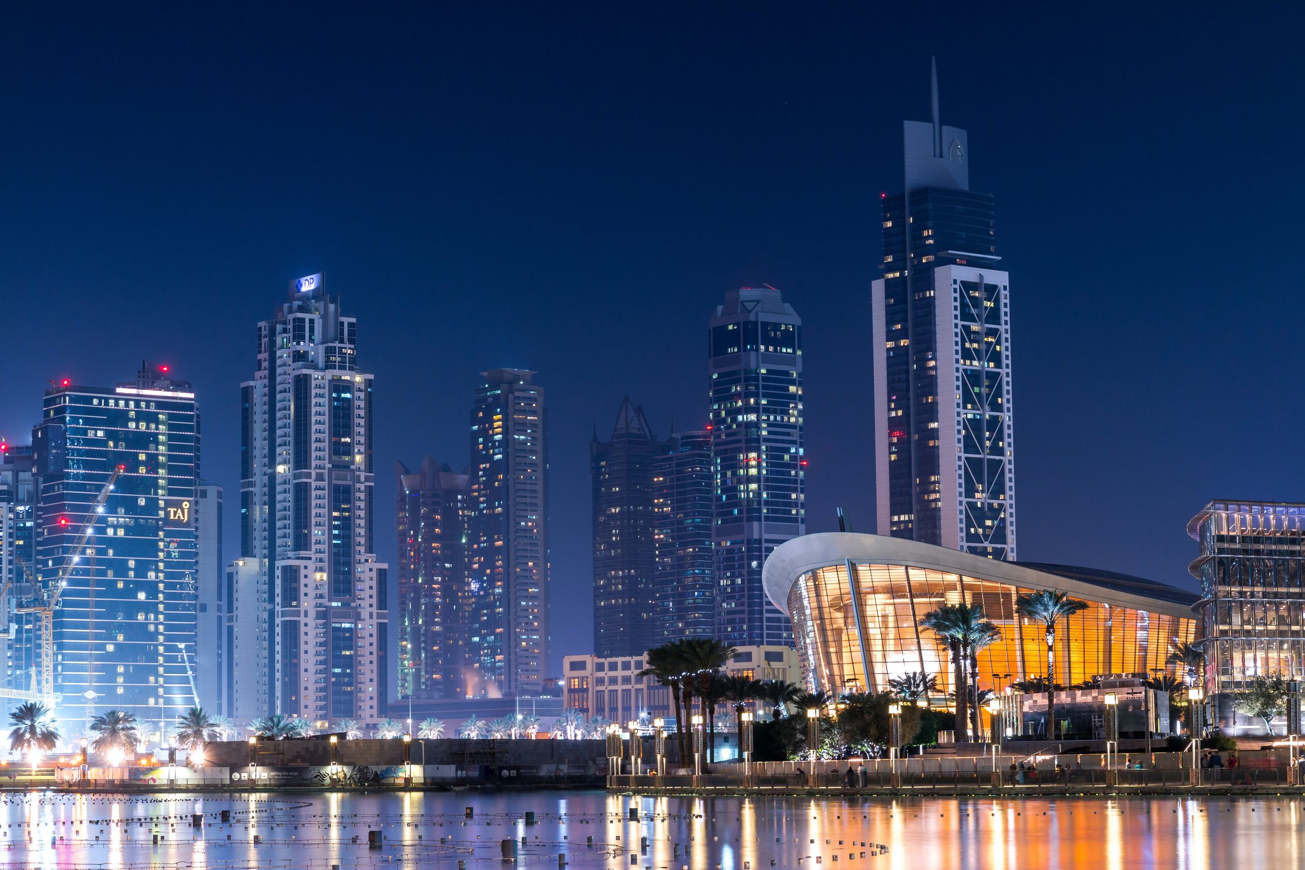 Дубайская опера - Вид вечером