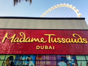 Музей мадам Тюссо в Дубае - Вывеска на фоне Дубайского колеса обозрения