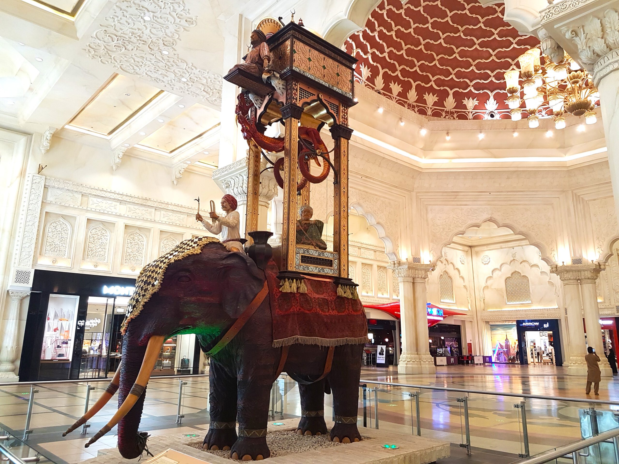 Ibn Battuta Mall в Дубае - Слон с часами