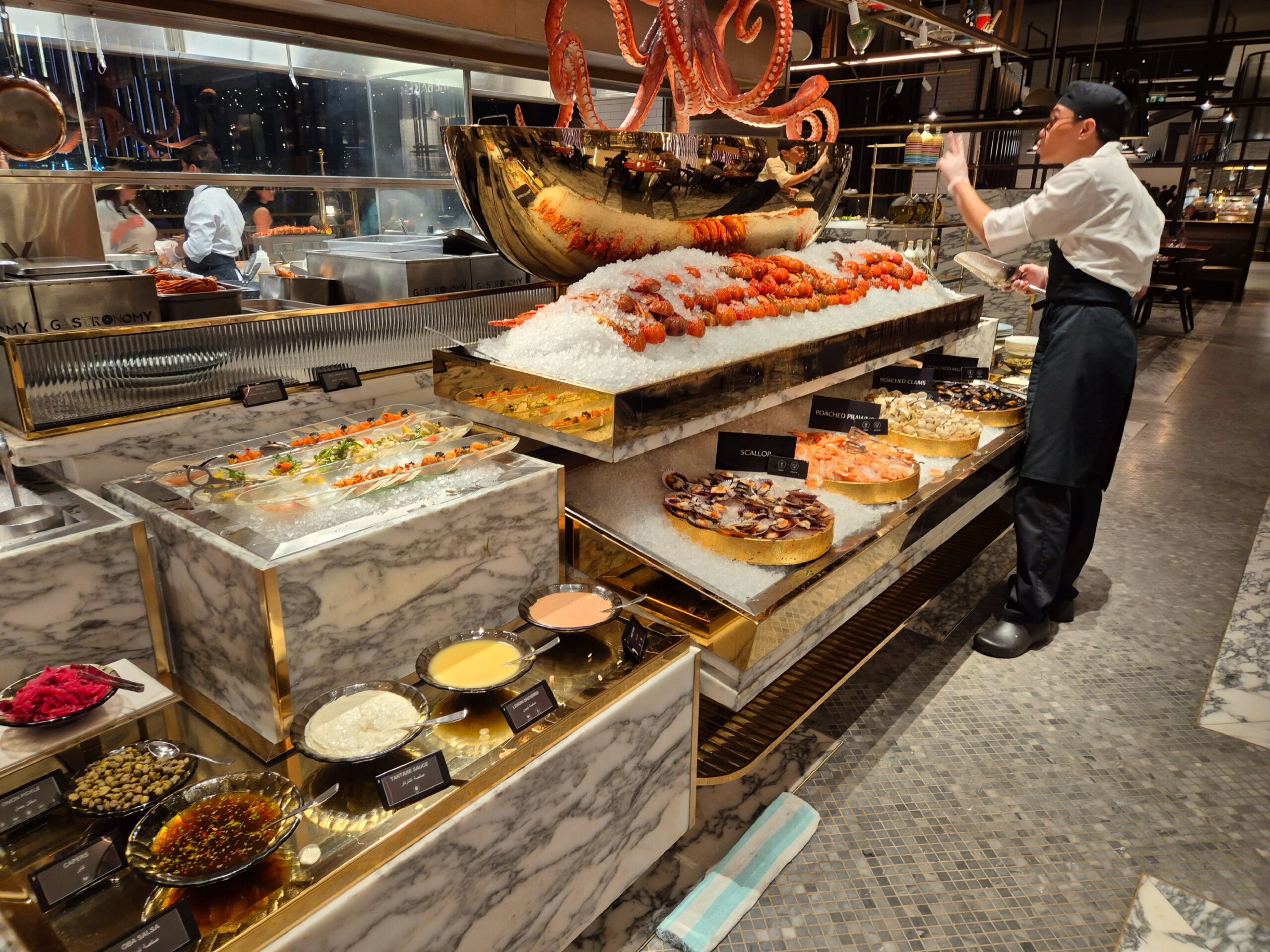 Ужин в ресторане Gastronomy в Дубае - Шведский стол